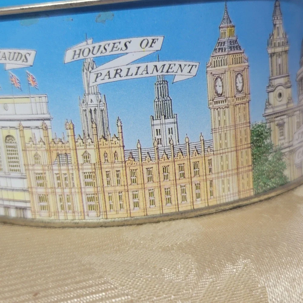Authentic Vintage Bentley's of London Tin Famous London Landmarks 5.5